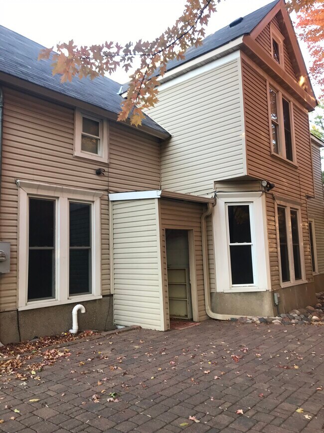 Side entrance - 3016 Harriet Ave