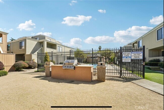 Foto del edificio - 820 Casanova Ave