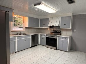 Building Photo - 533 Scranton Rd