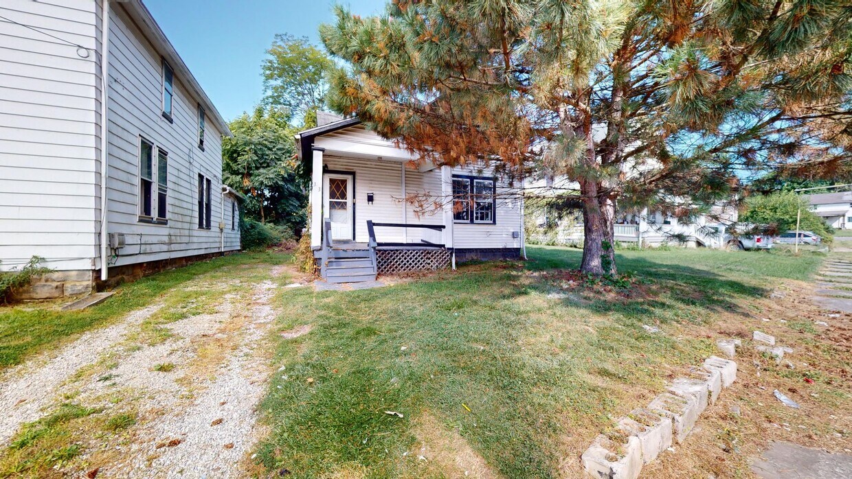 Foto principal - 2 Bedroom w/ large yard, 1st floor laundry