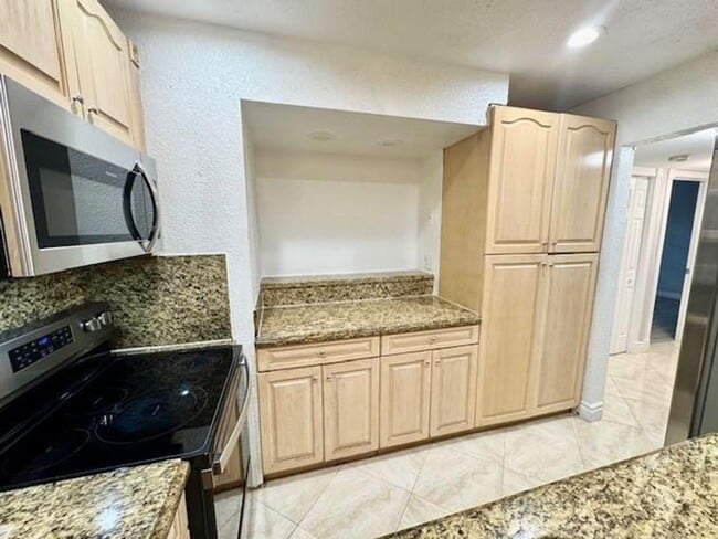 Foto del edificio - 5881 NW 16th Pl
