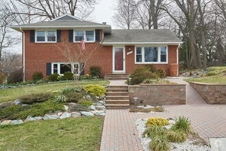 Building Photo - 10405 Amherst Ave