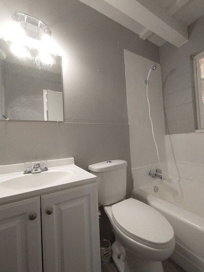 Building Photo - $575 - 1 bed 1 bath - Duplex located in th...