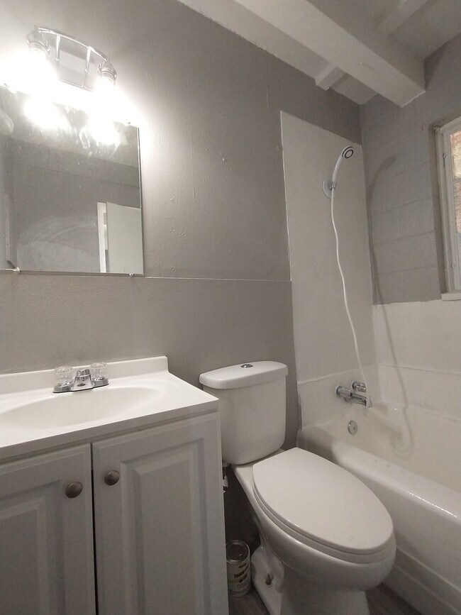 Building Photo - $695 -  2 bed 1 bath Duplex - Located in t...