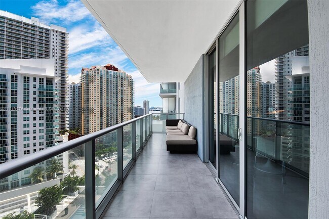 Building Photo - 1300 Brickell Bay Dr