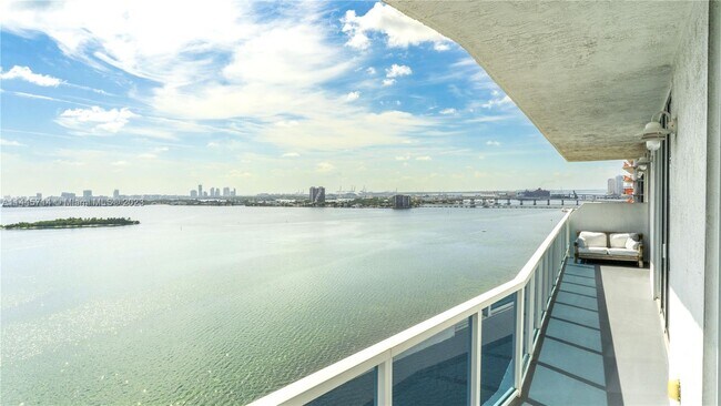 Foto del edificio - 700 NE 25th St