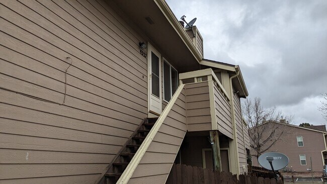 Building Photo - 2 bed 1 Bath Townhome Available Now