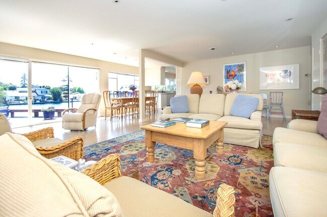 Building Photo - Coveted Belvedere Lagoon 2+bed/2baths plus...