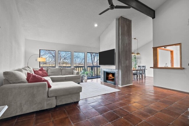 Foto del edificio - Amazing Mid-Century Modern 2 Bed, 2.5 Bath Ready for New Tenants- Eagle Mountain Saginaw ISD- 76179