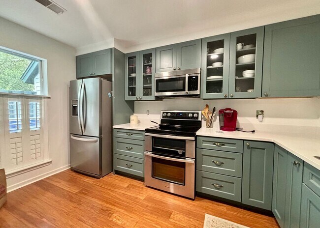 Foto del edificio - Available 8/1. Beautiful FURNISHED End-Unit Townhome in Central Mt Pleasant!