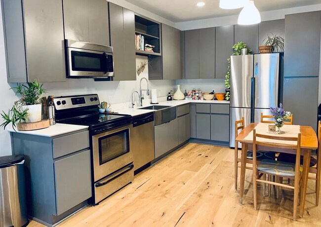 Kitchen - 1260 Martin St