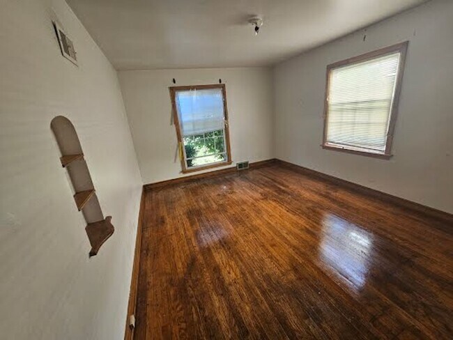 Building Photo - Gaurav-5254 N. 26th St