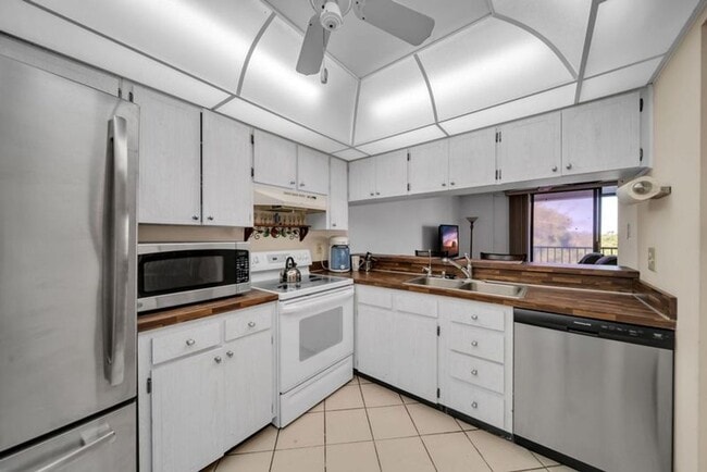 Building Photo - Riverfront Condo Location 1,100+ square fe...