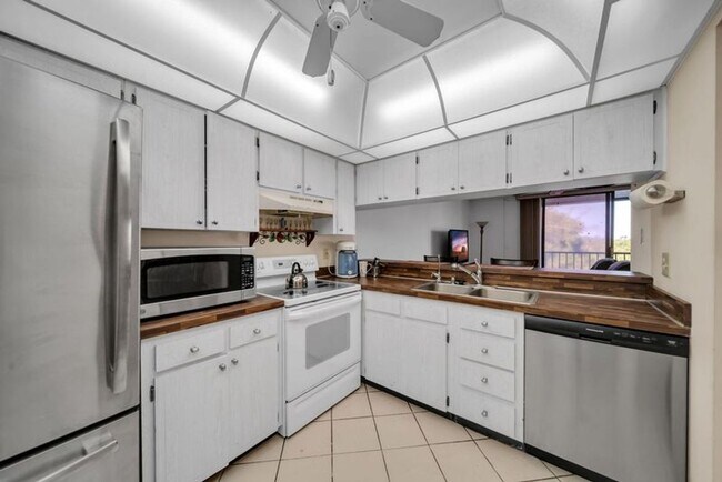 Foto del edificio - Riverfront Condo Location 1,100+ square fe...