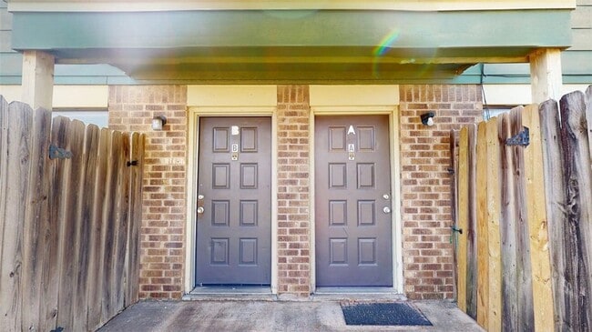 Foto del edificio - 2807 Longmire Dr