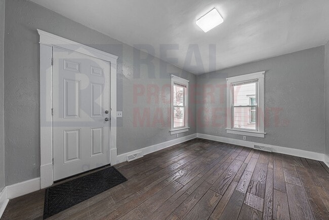 Building Photo - Cozy 3 Bed 2 Bath Single Family