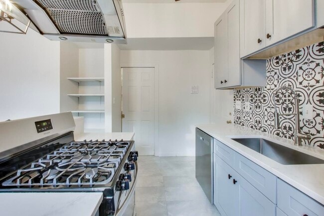 Building Photo - 600 N May St