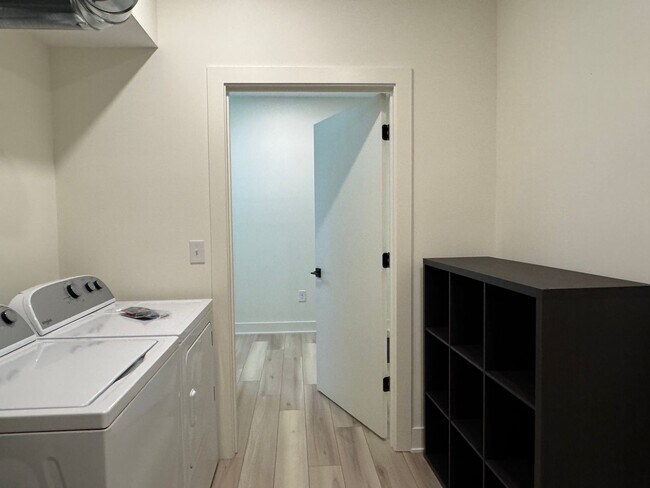 Foto del edificio - Vaulted Ceilings & Hardwood Floors in This Charming Indianapolis L