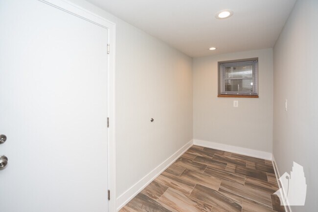 Foto del edificio - 2326 N Southport Ave