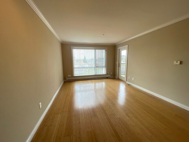 Foto del edificio - $1,000 OFF FIRST MONTH'S!!! Bright Upper Unit With Beautiful View Near East 14th In San Leandro, ...