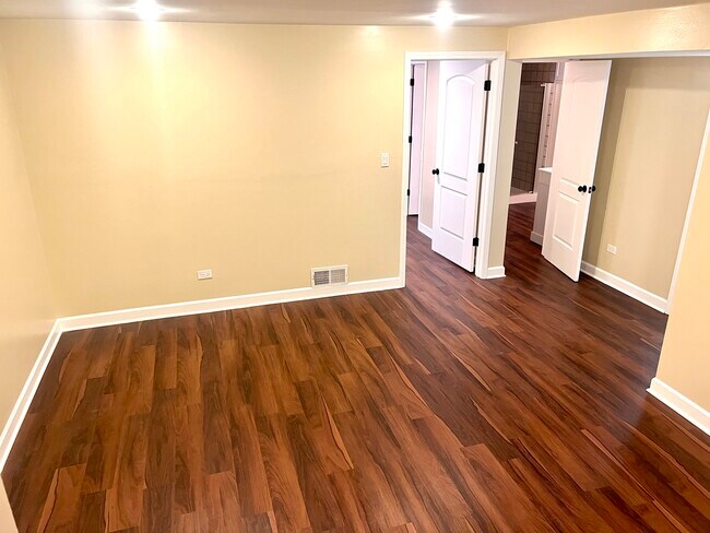 Photo - 433 W Roscoe St Townhome