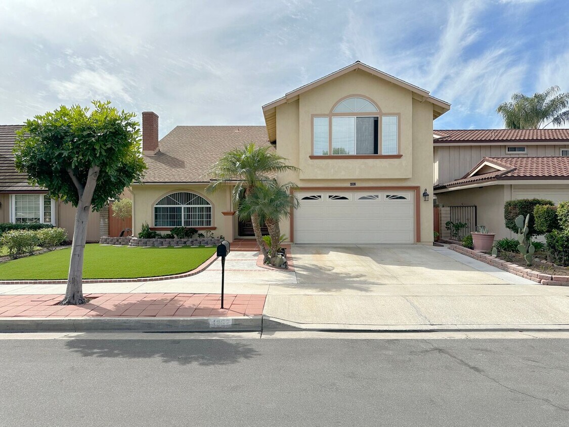 Foto principal - 5 bed 4 bath Irvine home