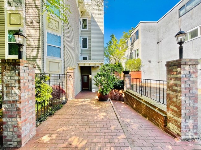 Building Photo - Spacious 2 Bedroom Condo with Fireplace & ...