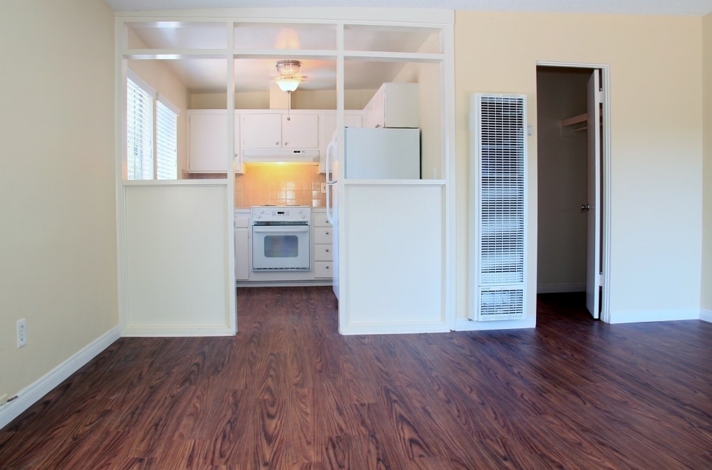 Building Photo - Studio in Mission Hills + Parking and Storage