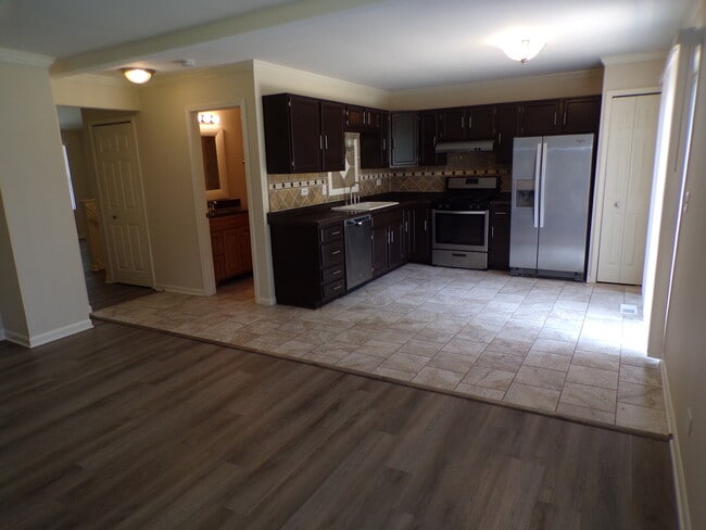 Building Photo - 1114 Stratford Ln