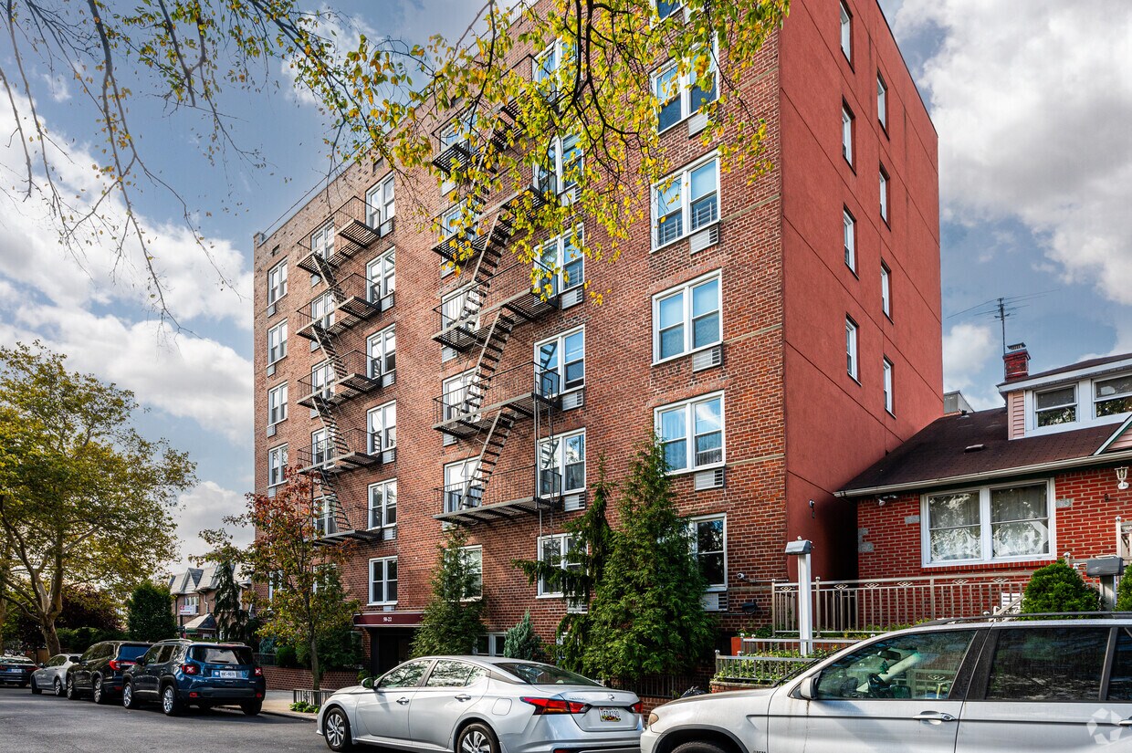 5022 40th St - 50-22 40th St