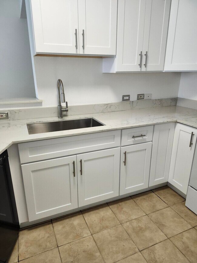 Building Photo - 802 Villa Cir