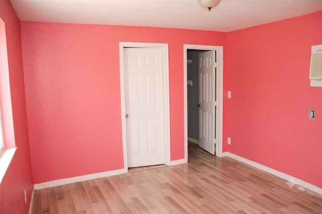 Building Photo - 806 Granville Dr