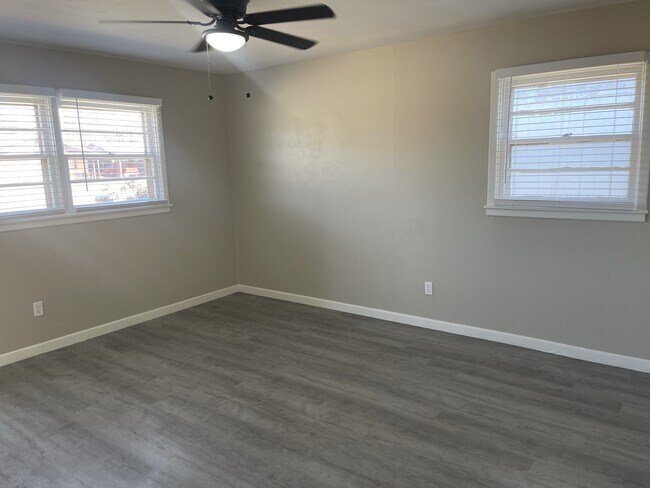 Foto del edificio - 1708 E 2nd St