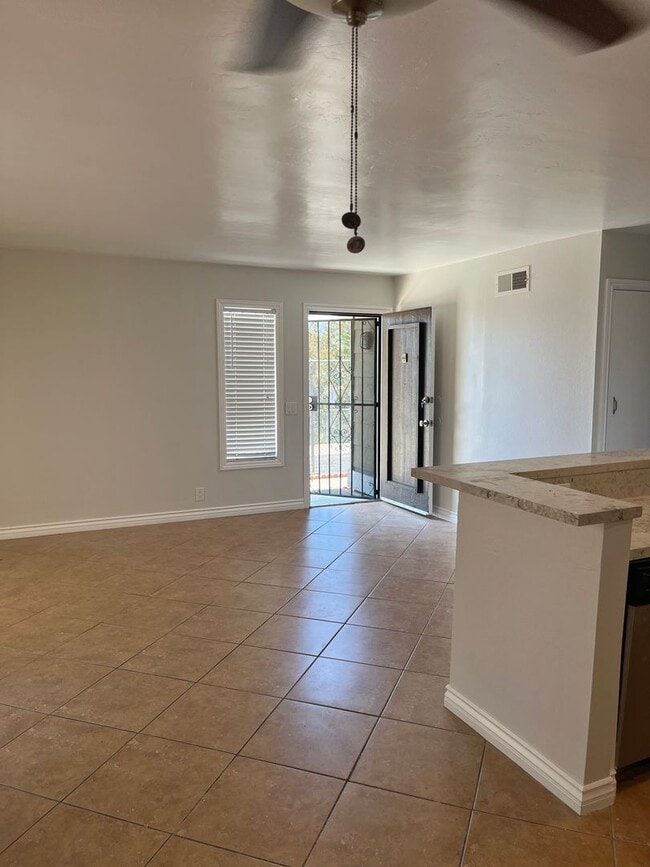 Building Photo - Beautiful 2 Bedroom/1 Bath Floor Level Rem...