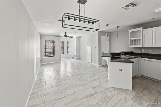 Building Photo - 10 S 48th Ln