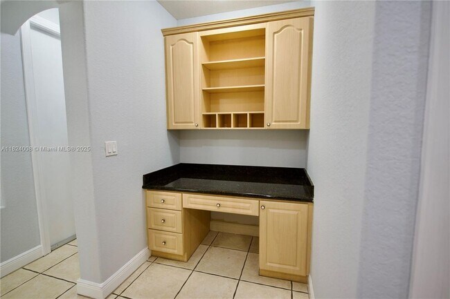 Building Photo - 2841 Poinciana Cir