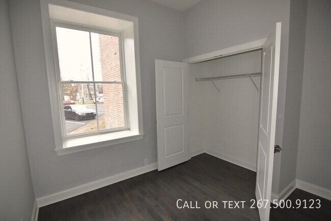 Building Photo - Renovated 3BR/1BA unit in Prime Location.