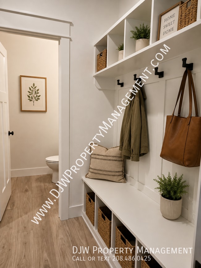 Foto del edificio - 1366 N Meadowglen Ave