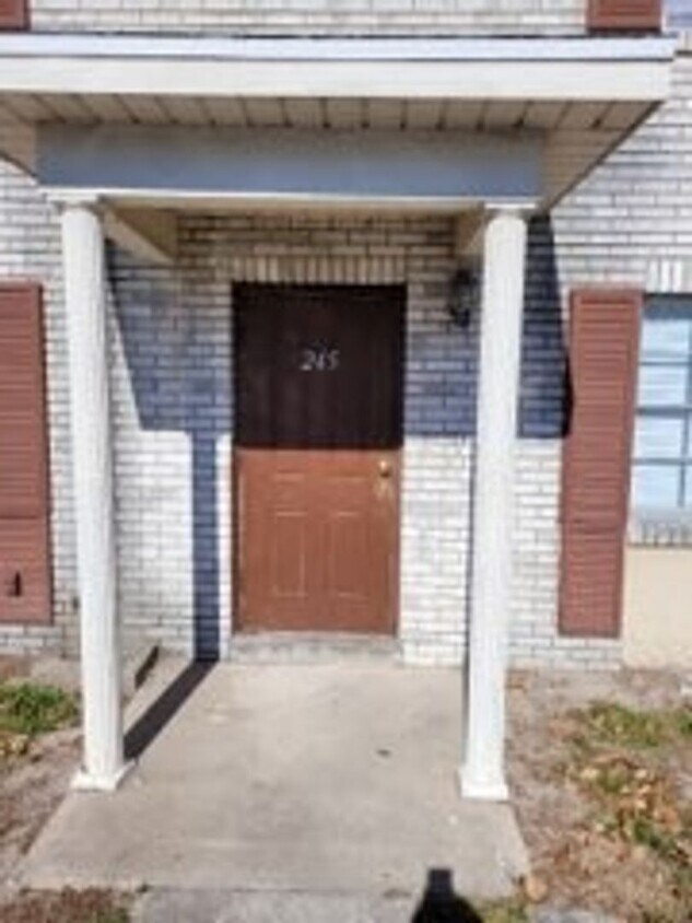 Building Photo - Two Bedroom One And a Half Bath Townhome!