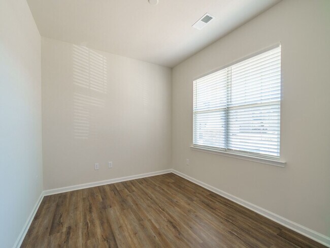 Foto del edificio - Brand New 5 Bedroom 3 full baths in Steele...