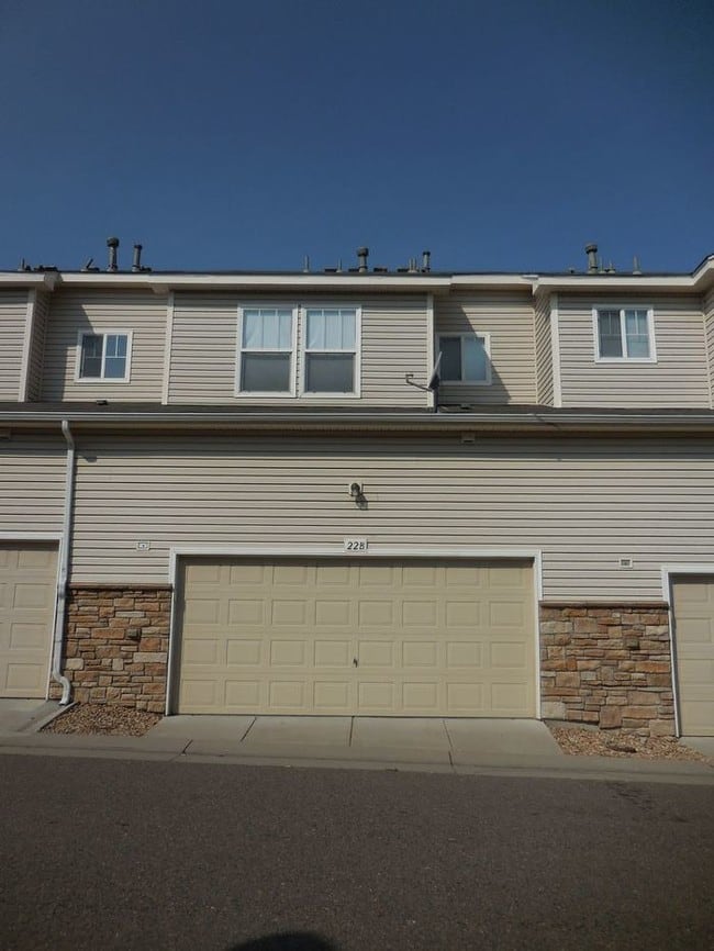 Spacious Townhome with attached 2car garage! Townhouse for Rent in