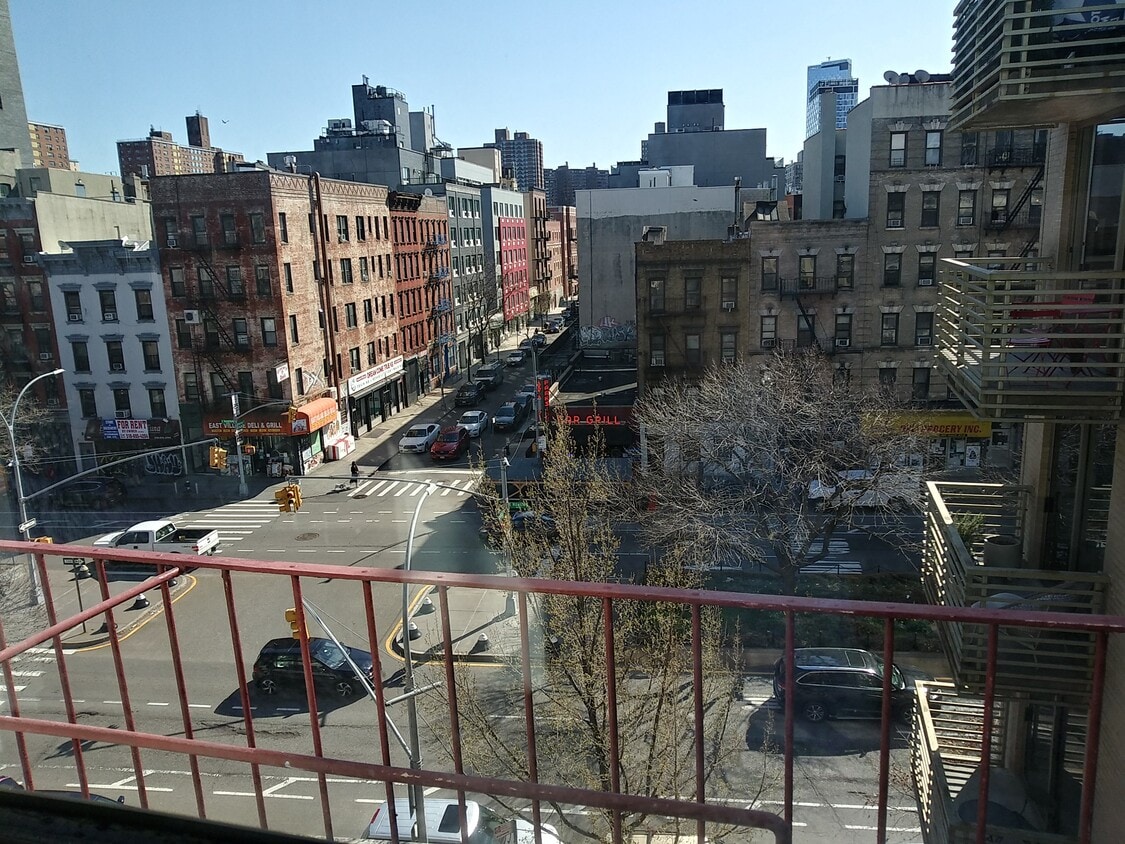 Open Southern Views - 219 E 2nd St