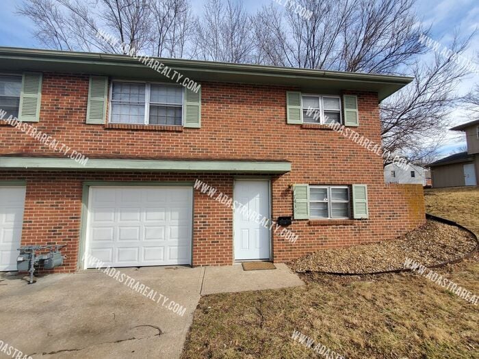 Beautiful Renovated Duplex in RaytownAvai... Townhome Rentals in Raytown MO