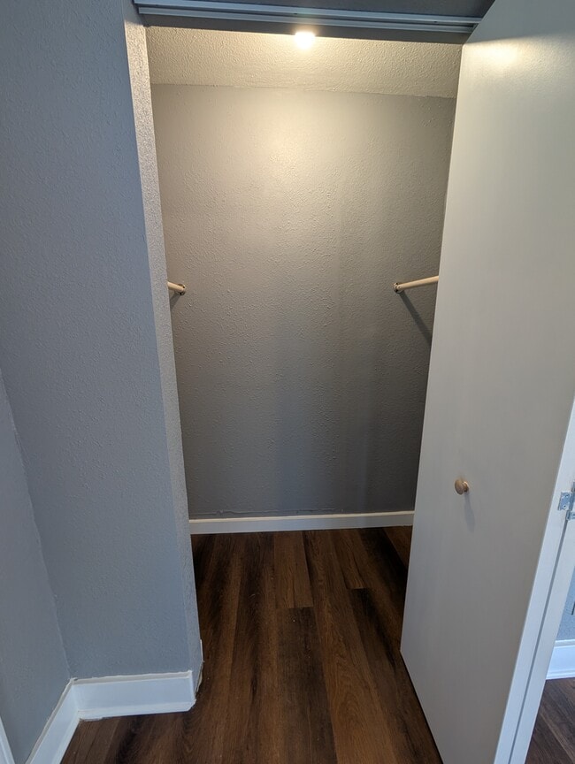 Building Photo - 415 SW Watson Ave