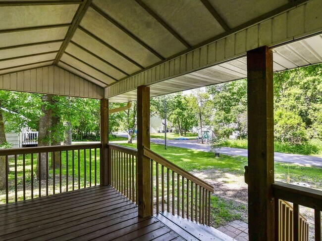 Building Photo - 3bd remodeled home; lake view available NOW