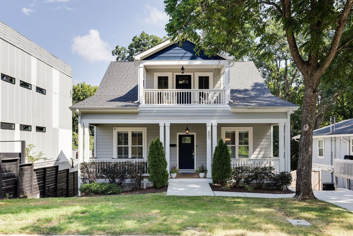 Spacious Beautiful 5 Bedrooms House with a Fenced-In Backyard - Spacious Beautiful 5 Bedrooms House with a Fenced-In Backyard