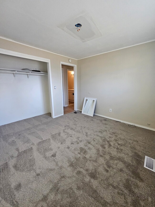 Building Photo - 180 NW Wilson Cir