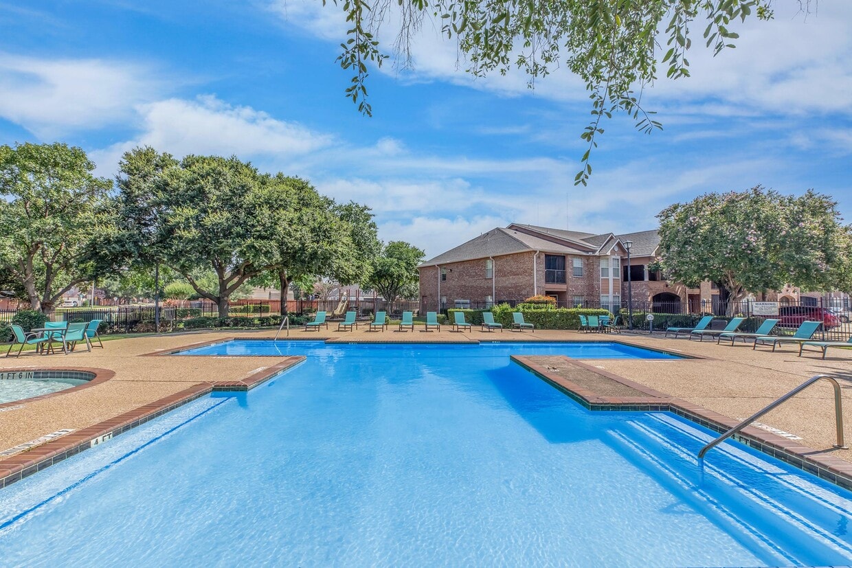 PISCINA RESPLANDECIENTE EN WATERFORD AT VALLEY RANCH EN IRVING, TX - Waterford at Valley Ranch
