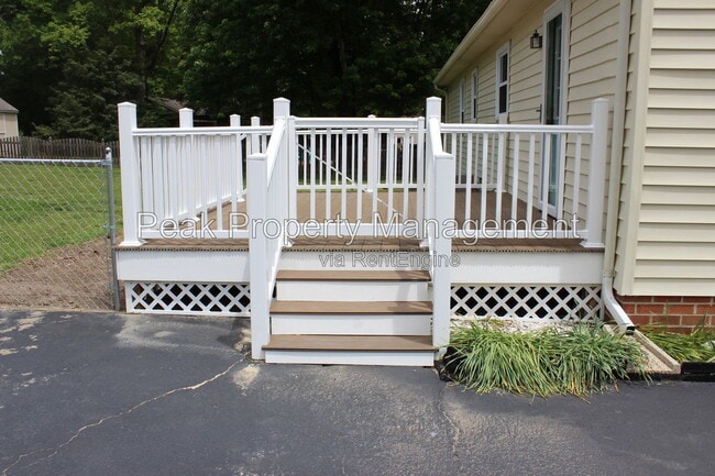 Building Photo - 6452 Lakeway Dr