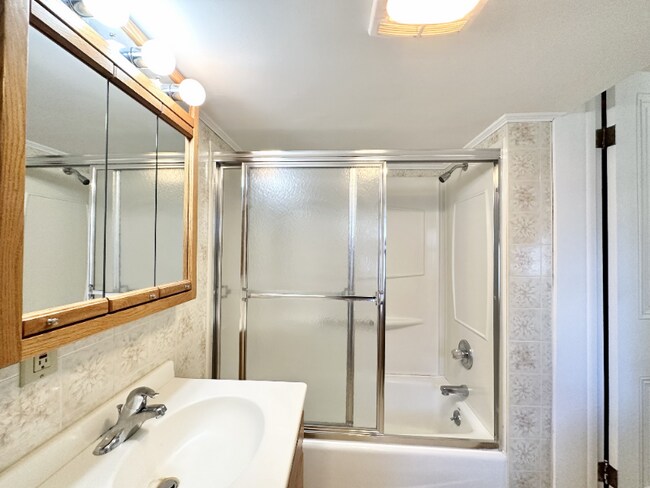 Foto del edificio - 573 Bloom St